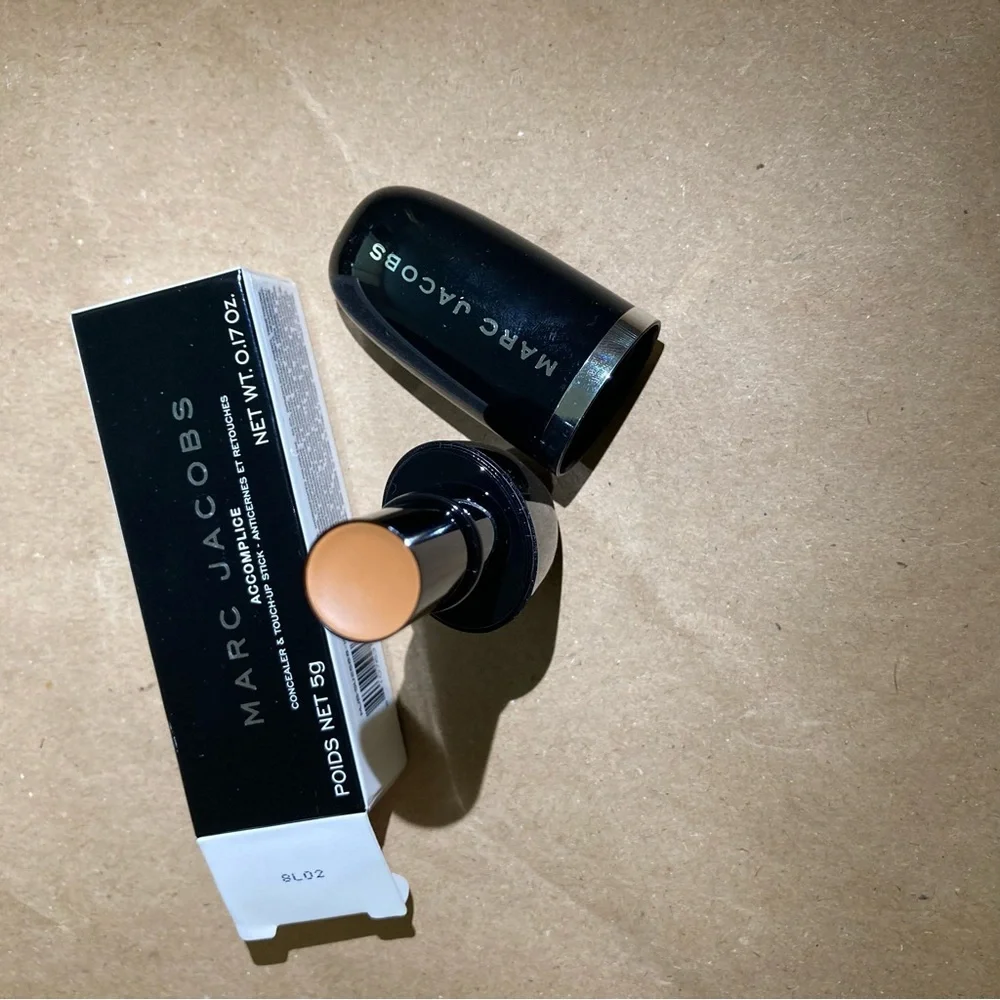 Marc jacobs concealer (tan 46)